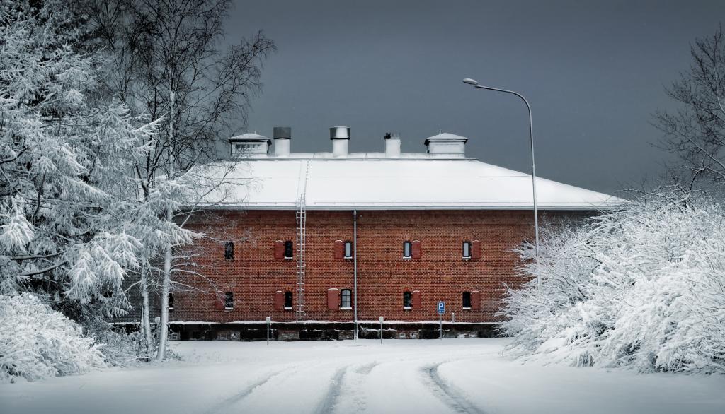 Kruununmakasiinimuseo talvimaisemassa. Kuva: Raahen museo.