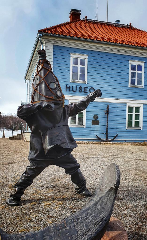 Nuori Herra Pakkahuoneen museon edustalla.