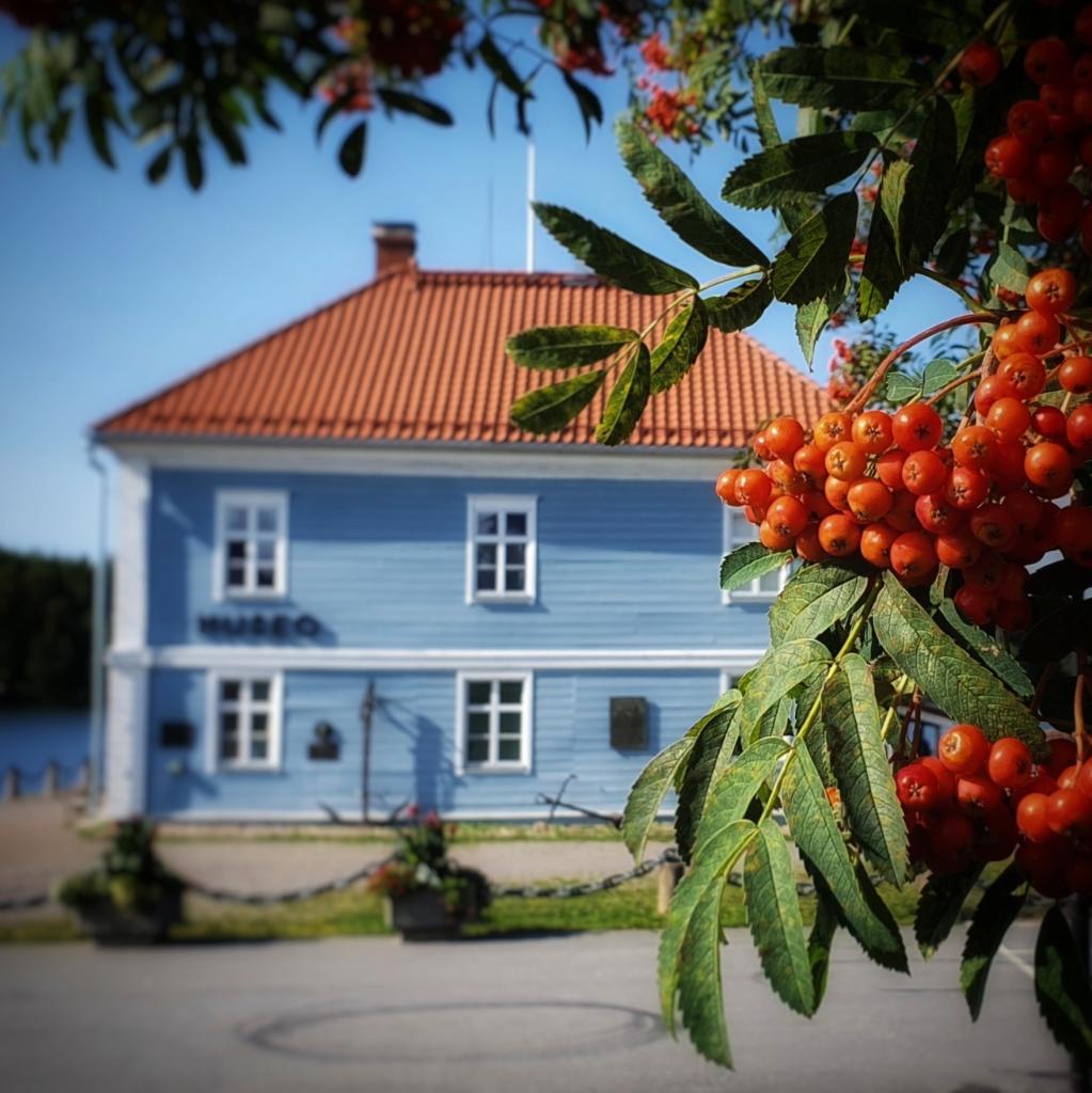 Rantakadun pihlajat ja Pakkahuoneen museo. Kuva: Raahen museo.