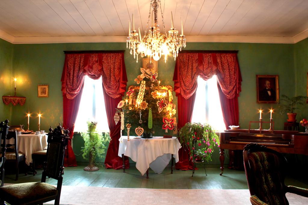 Porvariskodin sali jouluisessa asussaan. Kuva: Raahen museo.
