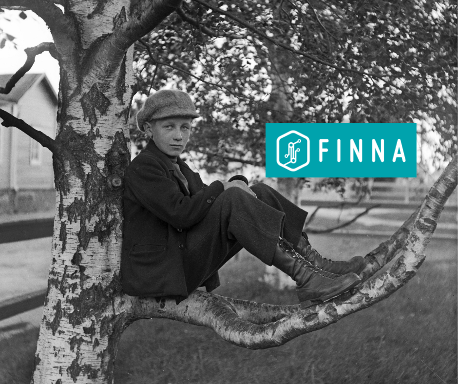 Poika puussa Fellmaninpuistokadulla. Kuva: Oskari Väänänen/Raahen museon kokoelmat Poika puussa Fellmaninpuistokadulla.