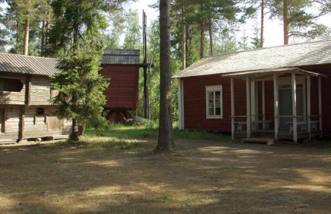 Näkymä Saloisten kotiseutumuseon pihapiiristä. Kuva: Raahen museo.