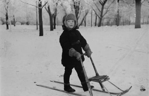 Tunnistamaton pikkupoika potkukelkkoineen. Kuva: Raahen museon kokoelmat.