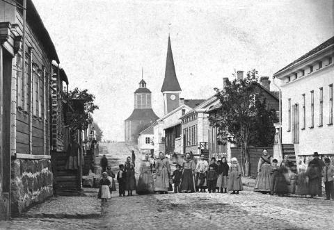 Kirkkokatu 1870-luvulla. Kuva: Raahen museon kokoelmat.
