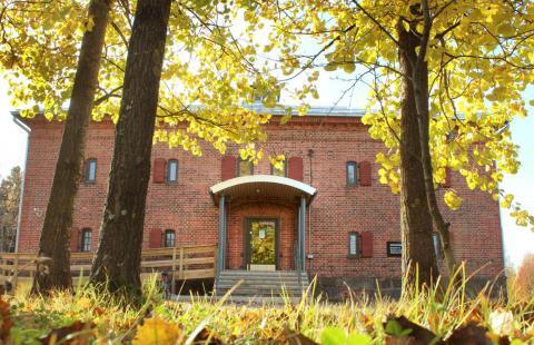 Crown Granary in autumn. Photo: Raahe museum. Crown Granary.