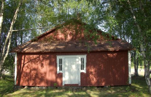 Olkijoen Rauhanpirtti sijaitsee Olkijoen koulun pihapiirissä. Kuva: Harri Hemmilä. Olkijoen Rauhanpirtti.
